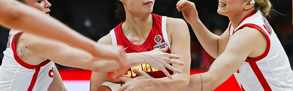 开云-光漂亮有什么用？女篮颜值姐妹花合计10中2，球迷：辜负宫鲁鸣